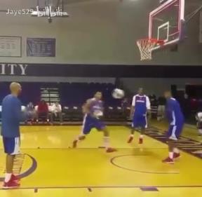 夸张的弹跳！连续的原地大风车扣篮！邓肯：我当初就是这么想的~