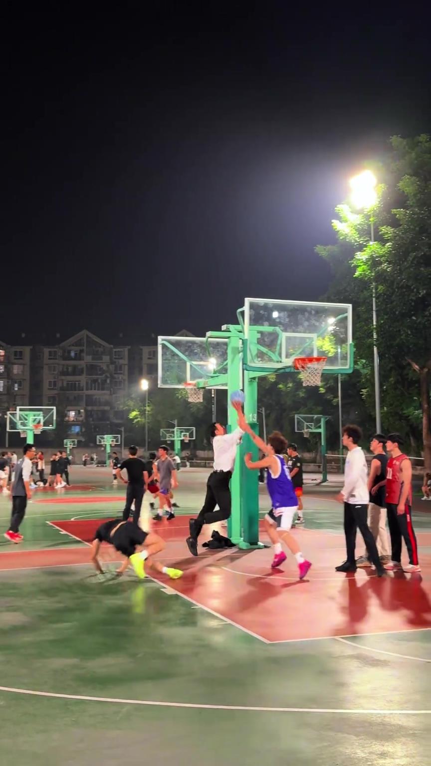 西装暴徒！老球痞晒野球场进球视频配文：跟年轻人打的就是爽