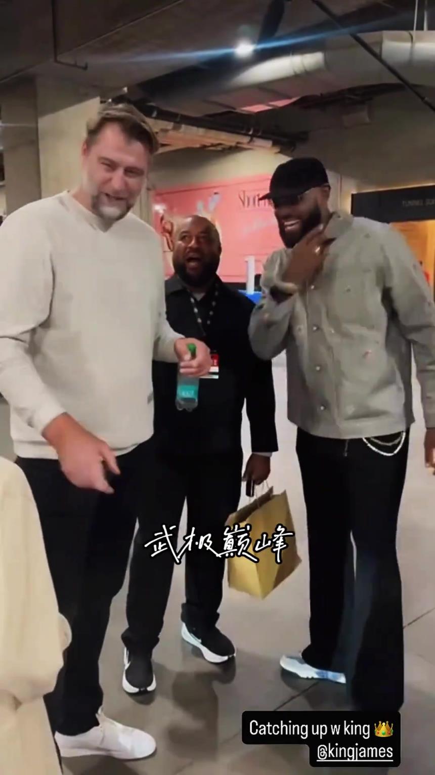 湖人爵士赛后，爵士名宿奥库带着孩子与詹姆斯合影！