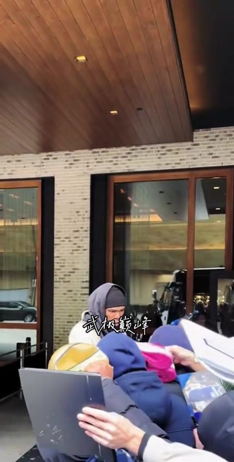 火箭客场战胜骑士，赛前杜兰特为等候在酒店外的球迷疯狂签名~
