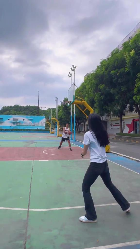 准度力量都S级！篮球网红小姐姐王露27秒完成5个点位三分垫投