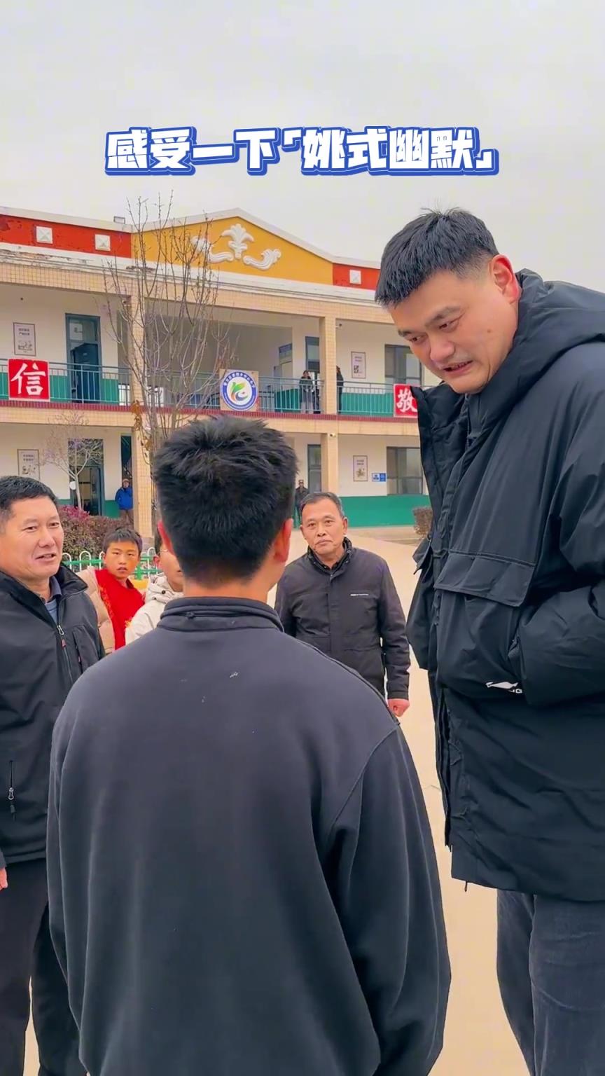 感受一下姚式幽默！姚明在河北探访与篮球队小球员聊天逗乐
