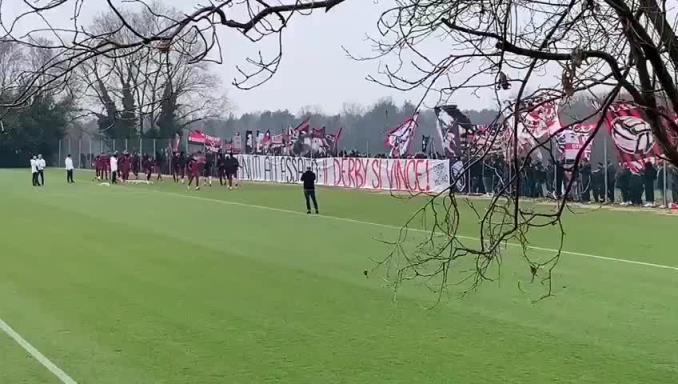 米兰德比前，300名AC米兰球迷抵达训练场为球队加油鼓气