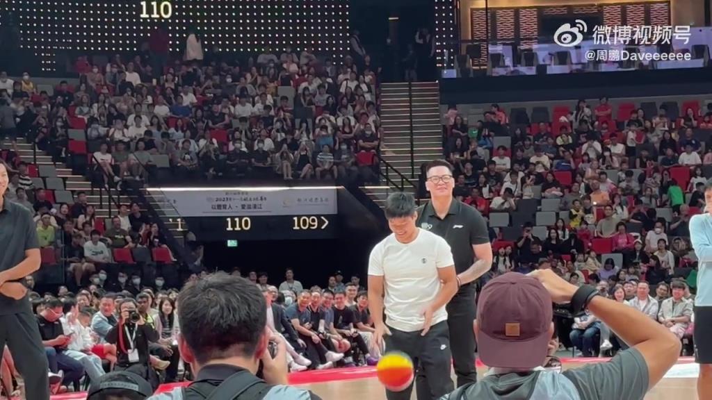 隔行如隔山!苏炳添罚球罚出离谱三不沾,把易建联给整笑了! 隔行如隔山!苏炳添罚球罚出离谱三不沾,把易建联给整笑了!