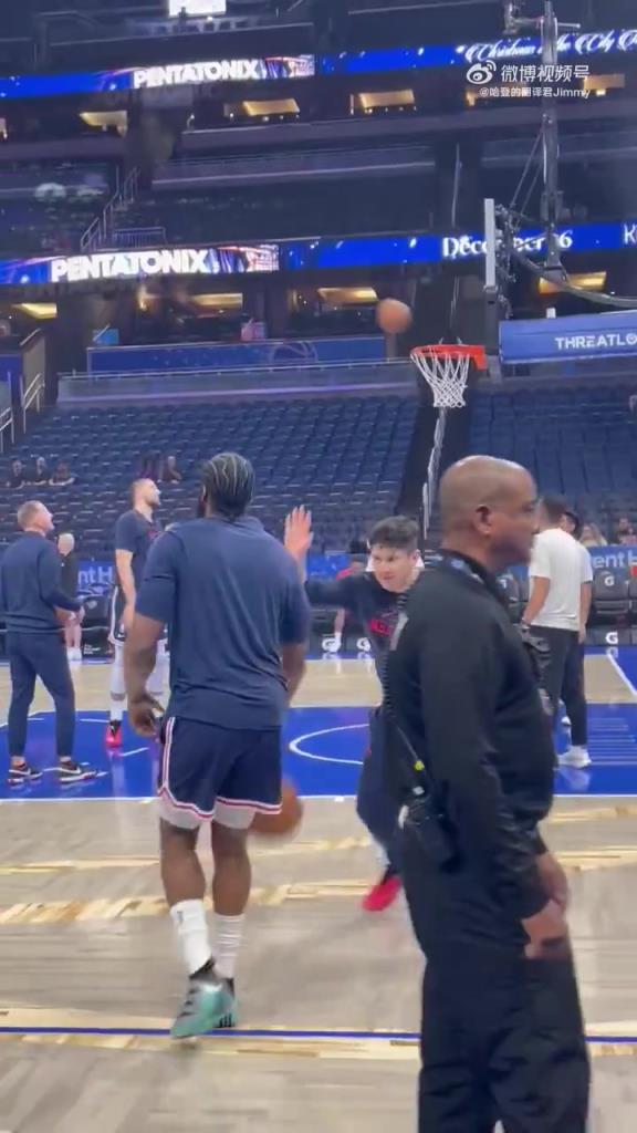 轻松招牌撤步！球迷实拍登哥赛前热身！