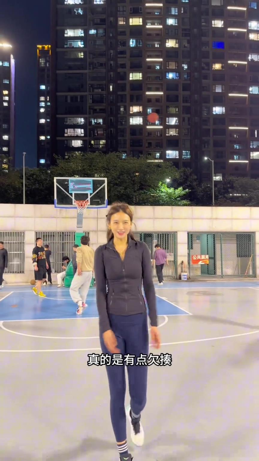 篮球网红石一童晒野球场进球视频配文：今天打得确实有点火热！~