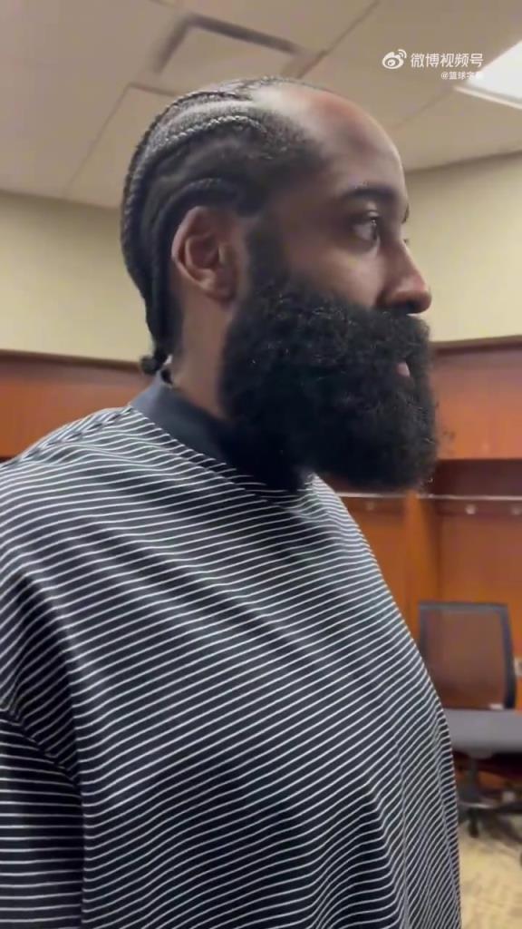 眼神都没光了！哈登采访无奈摇头：现在缺兵少将 谁能上就上吧