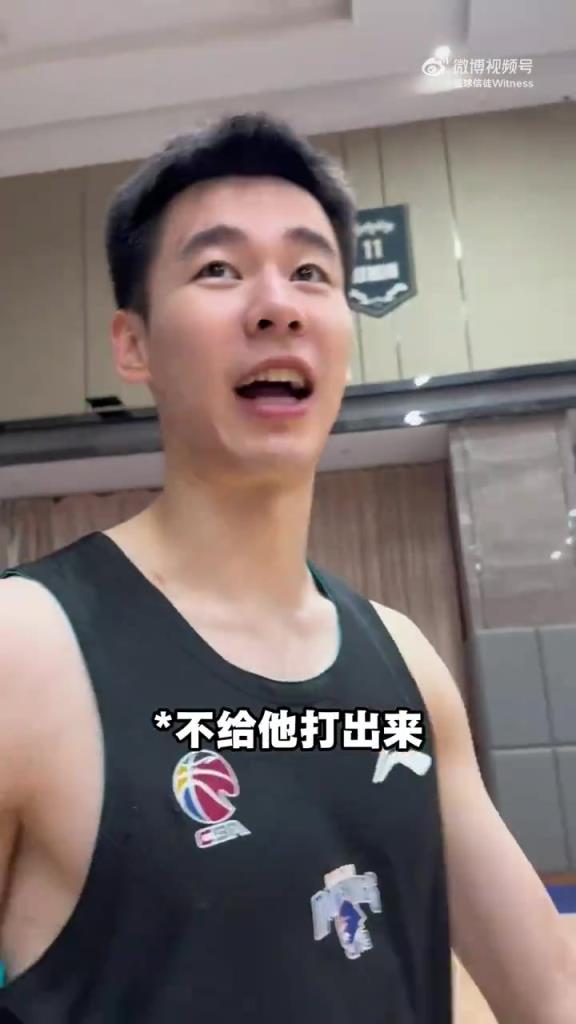 曹芳和郭昊文21分单挑，3次运球限制，普通人和职业球员的差距