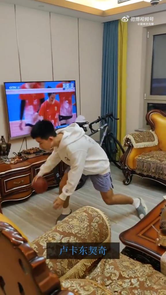 小孩哥说自己在模仿东契奇，你们觉得像吗