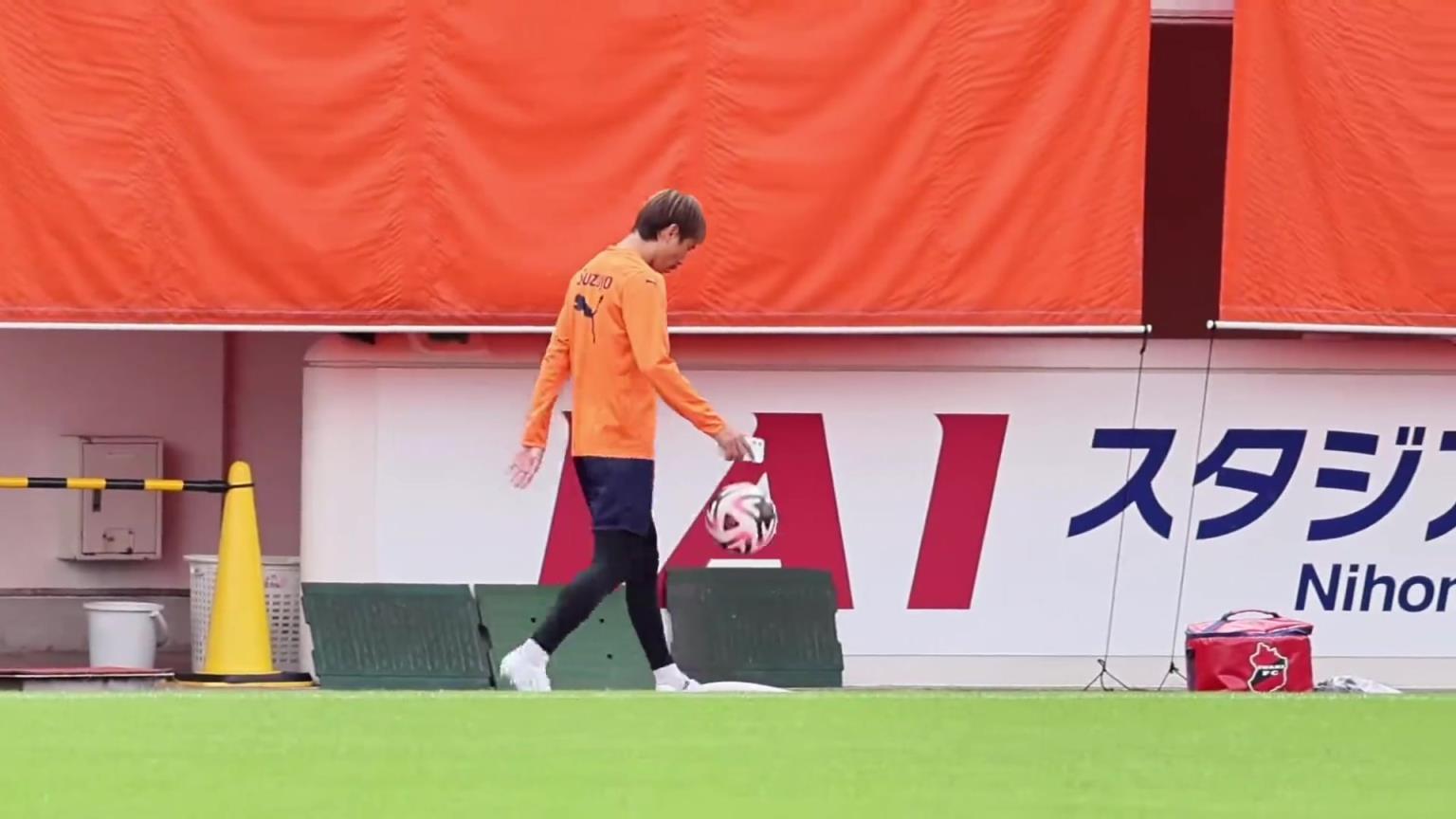 乾贵士颠球不转，身体姿态松弛，脚步轻盈，一看球感就好~