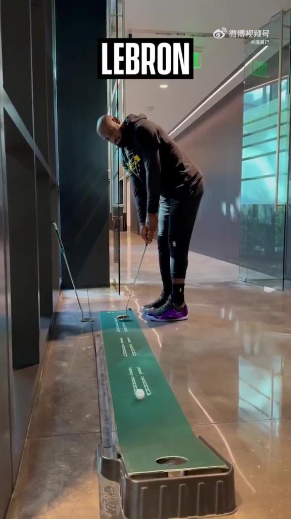 团队文化！湖人队内训练前，每人一杆高尔夫