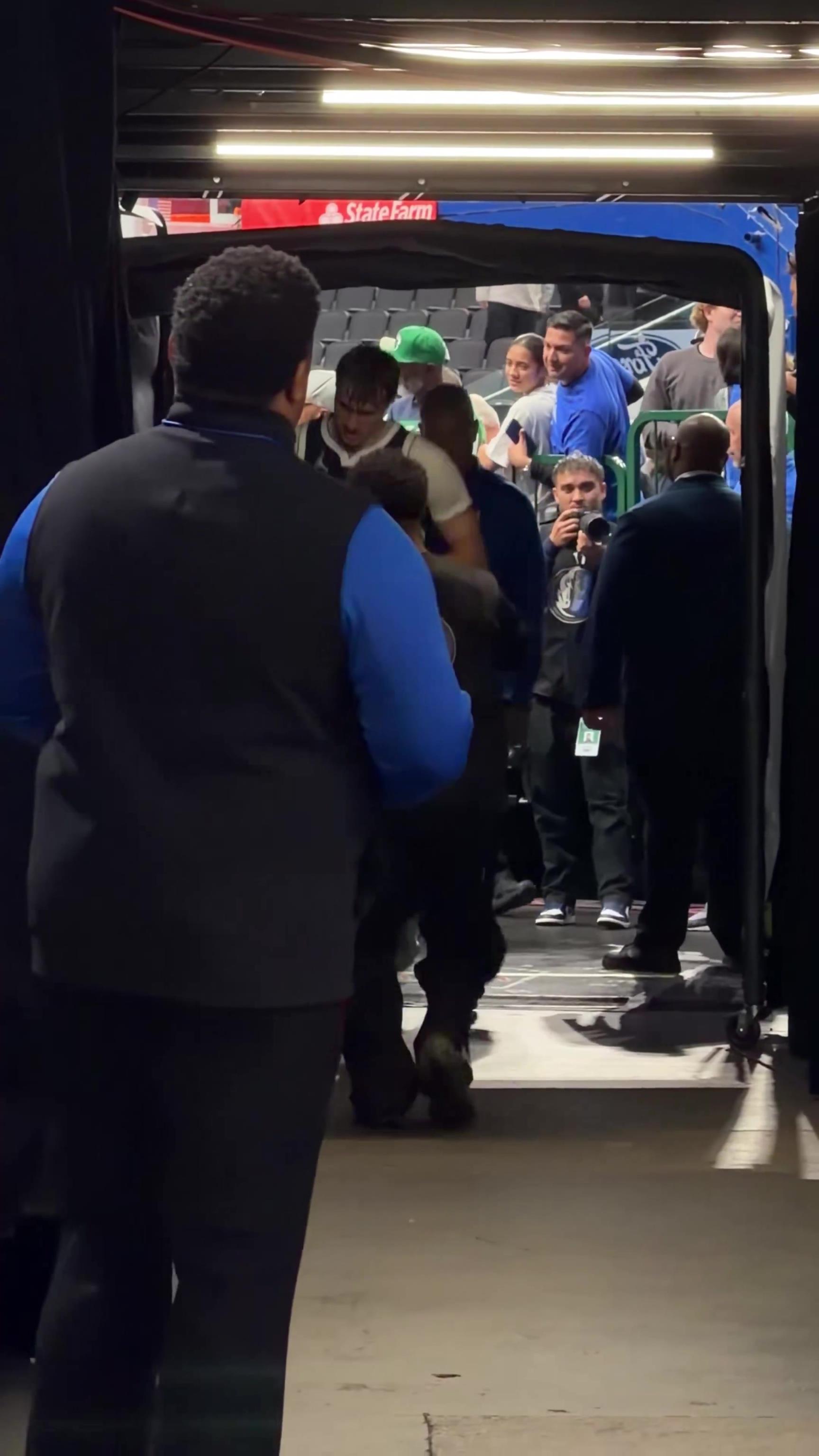 达拉斯两位新状元！弗拉格赛后走入球员通道，佩奇紧随其后