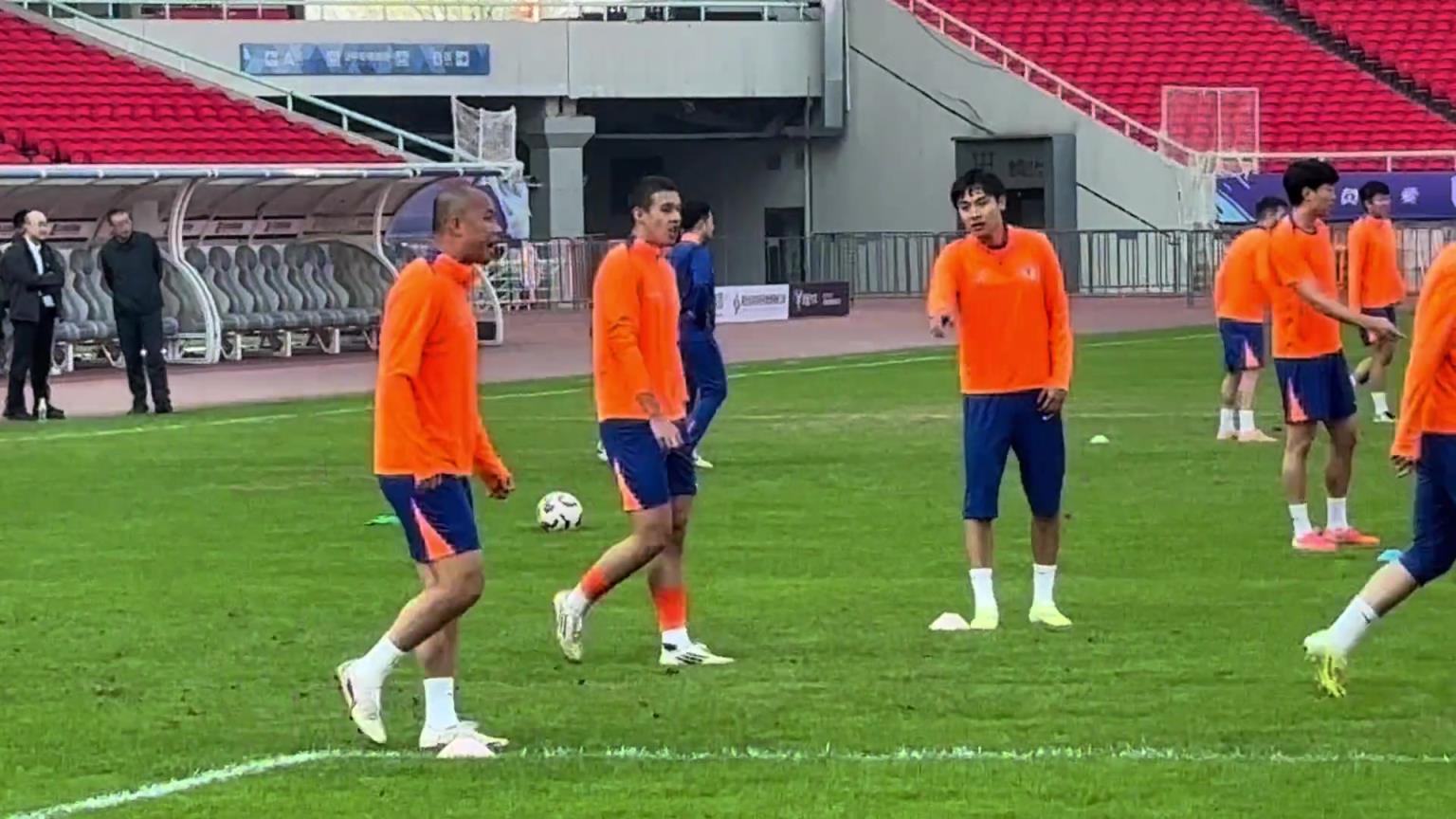 记者牛志明:大家最关心的依木兰,赛前训练动态 记者牛志明:大家最关心的依木兰,赛前训练动态