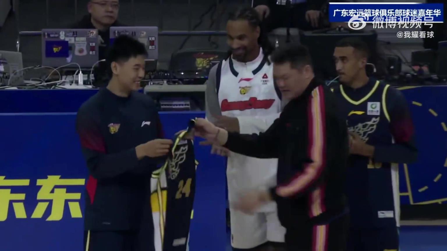 歡迎新援加盟!朱芳雨為崔永熙、薩林杰、麥考爾、奎因發(fā)放宏遠(yuǎn)球衣 歡迎新援加盟!朱芳雨為崔永熙、薩林杰、麥考爾、奎因發(fā)放宏遠(yuǎn)球衣