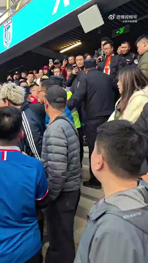 拖都拖不走！海港球迷被大連安保人員壓倒在地