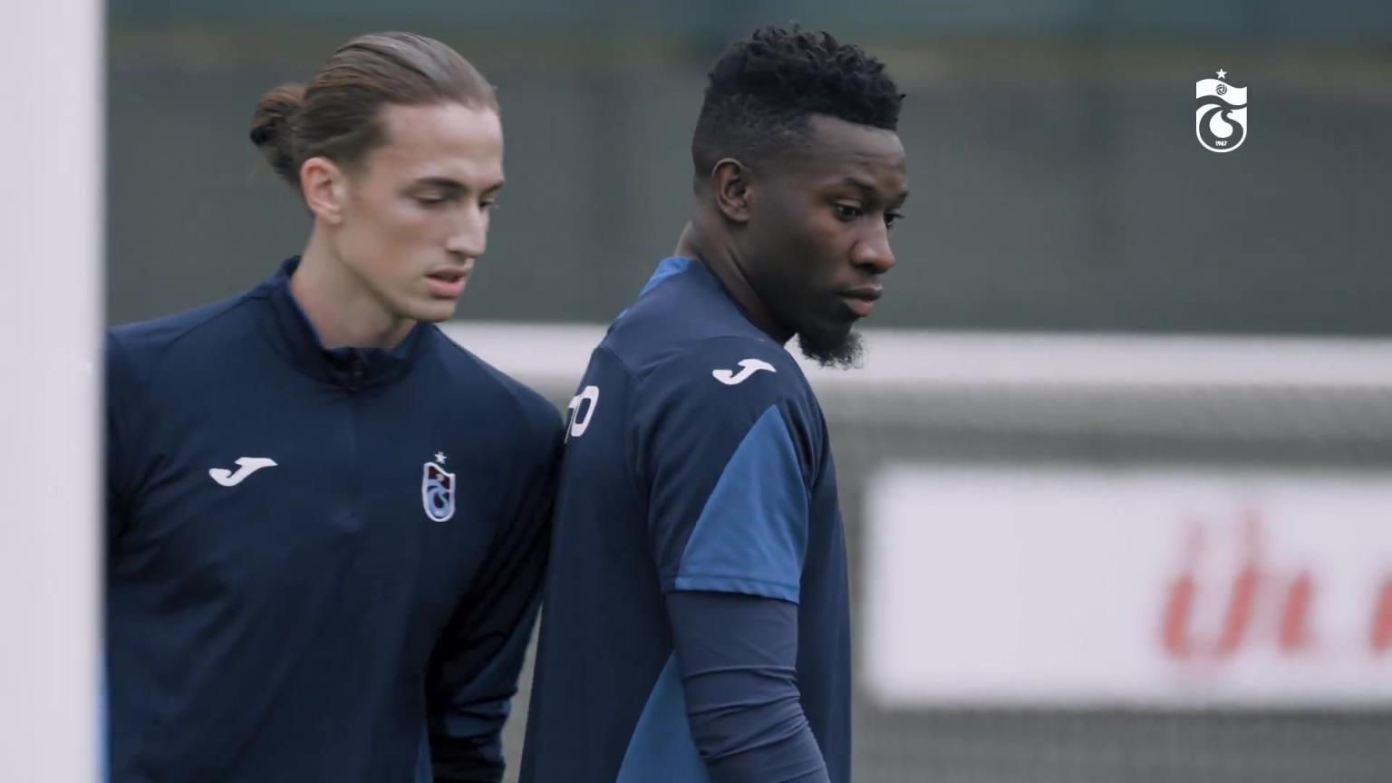 奥纳纳都能当教练给球员支招啦~特拉布宗球员听得一愣一愣的~