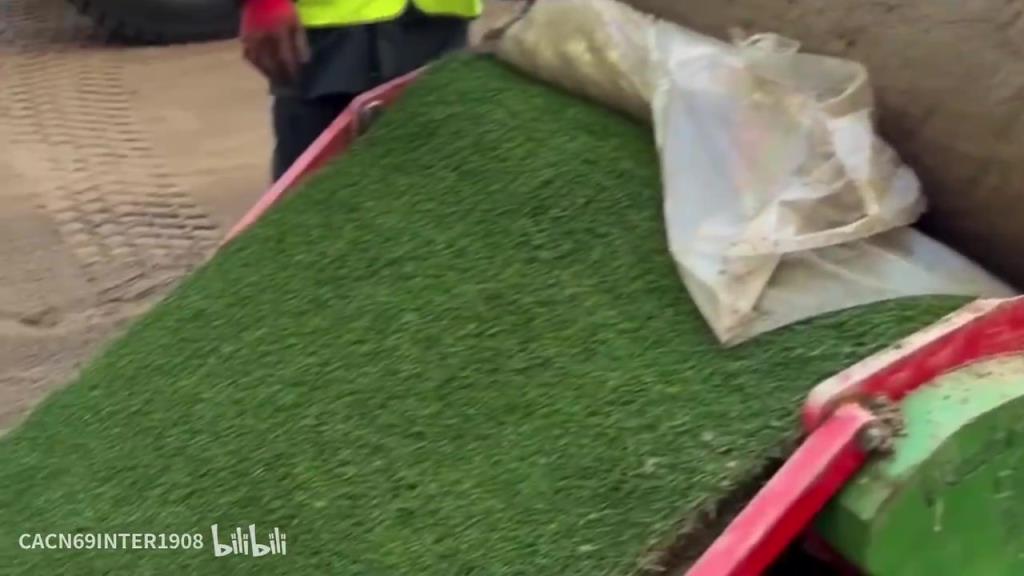 梅阿查球场铺设新草皮，米兰城刚刚下起了小雪！