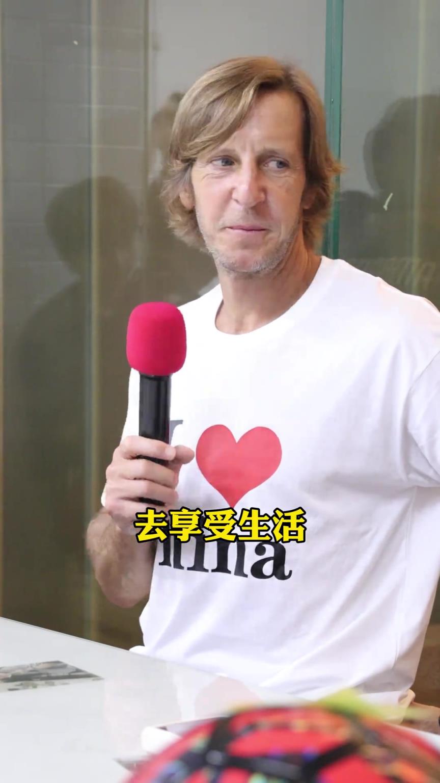 为什么退役后没有去当教练呢？安布：我的首要任务是陪伴家人！