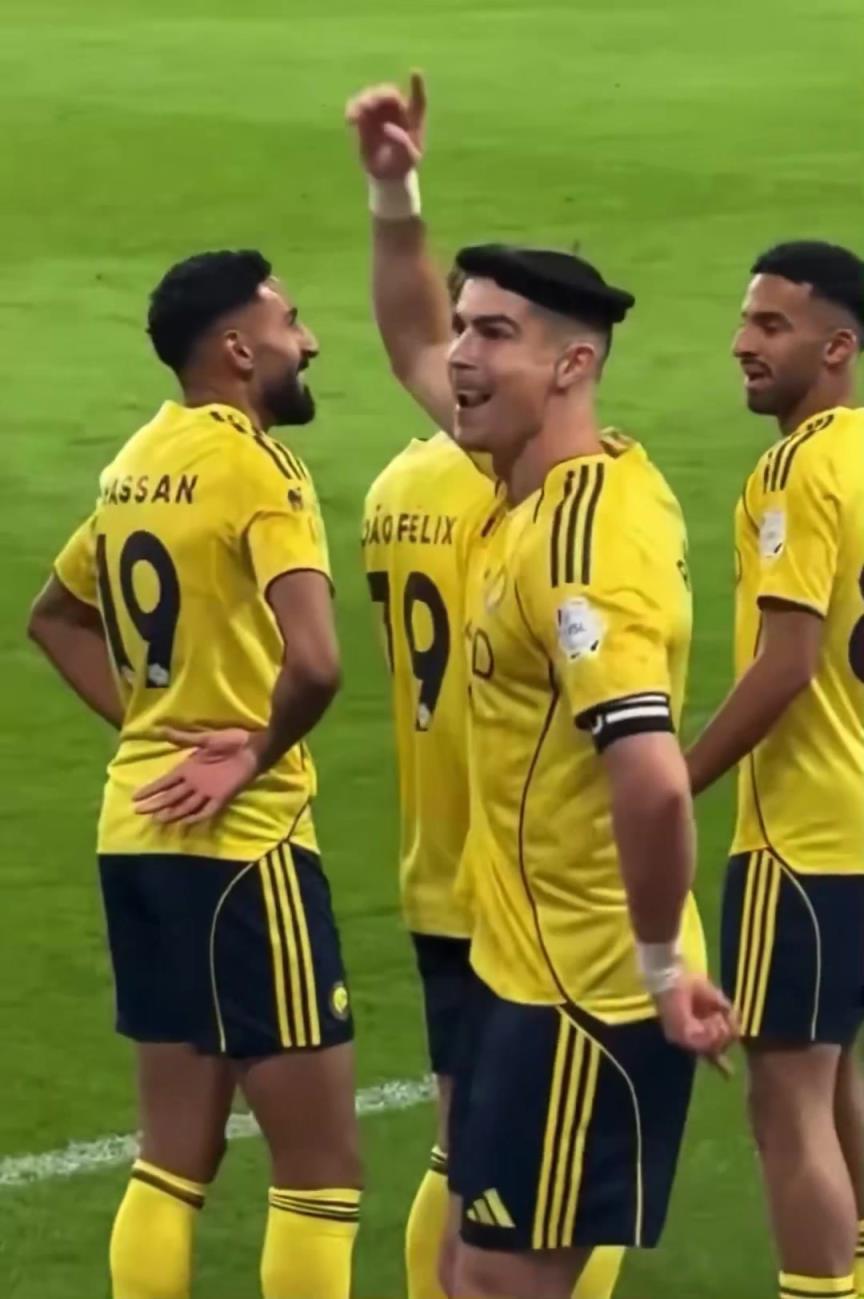 C罗倒钩破门后，队友为其戴上“皇冠”