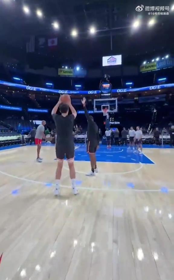 今天上來(lái)就一個(gè)三分！今天楊瀚森賽前練三分，果然有效果！