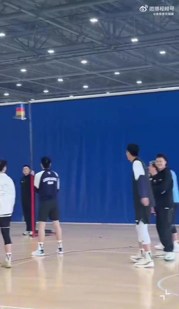 郭艾伦体测摸高，这是伦哥的弱项。拼了老命了！