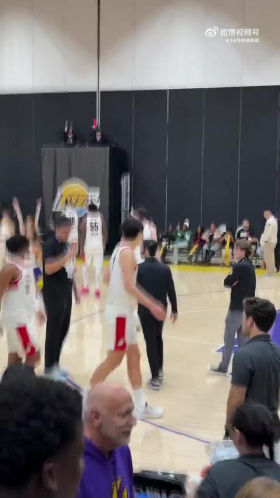 球迷大嗓门喊“杨瀚森牛逼！”，把小杨吓一跳