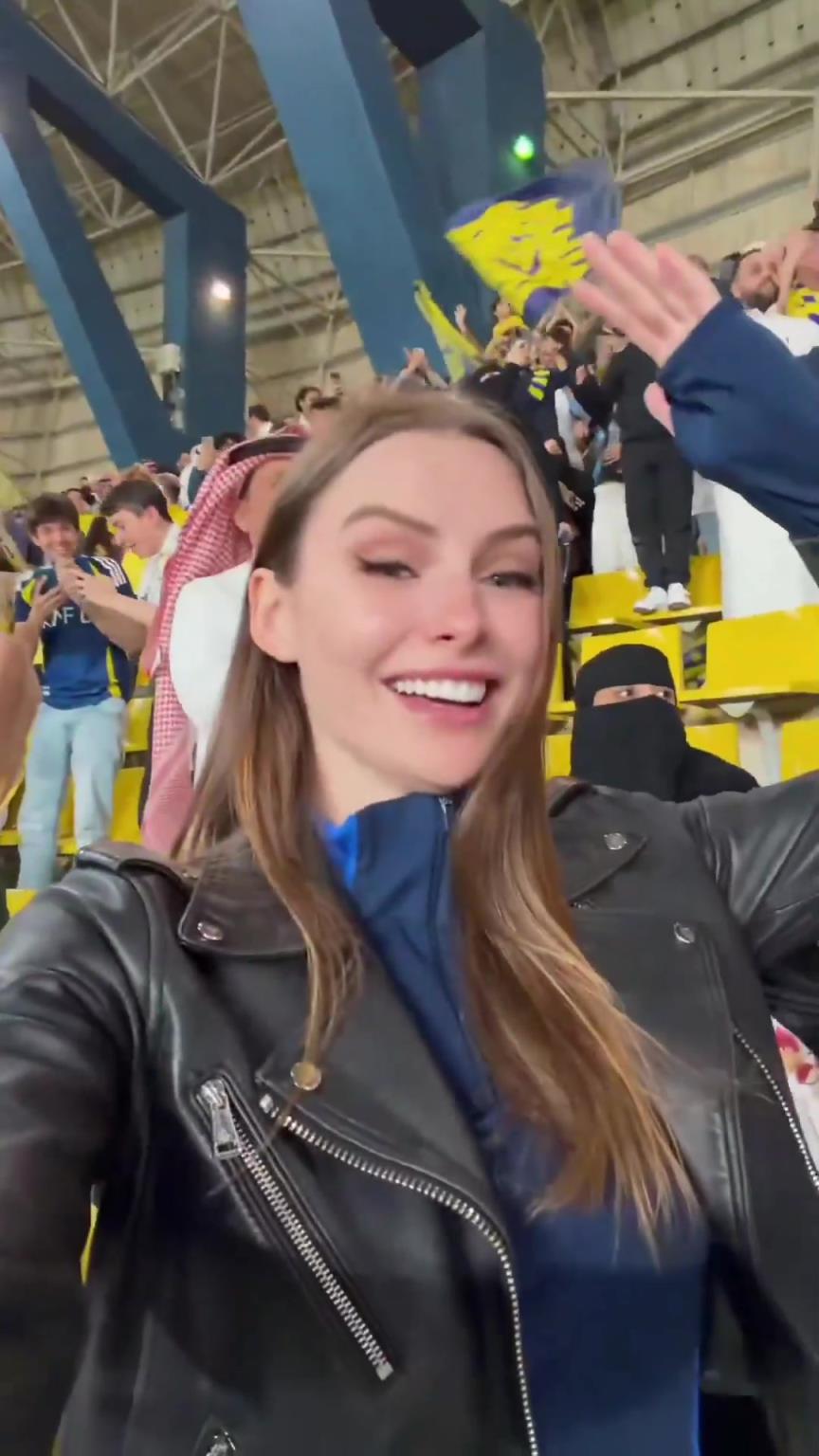 网红小姐姐看到C罗倒钩后难以置信 网红小姐姐看到C罗倒钩后难以置信