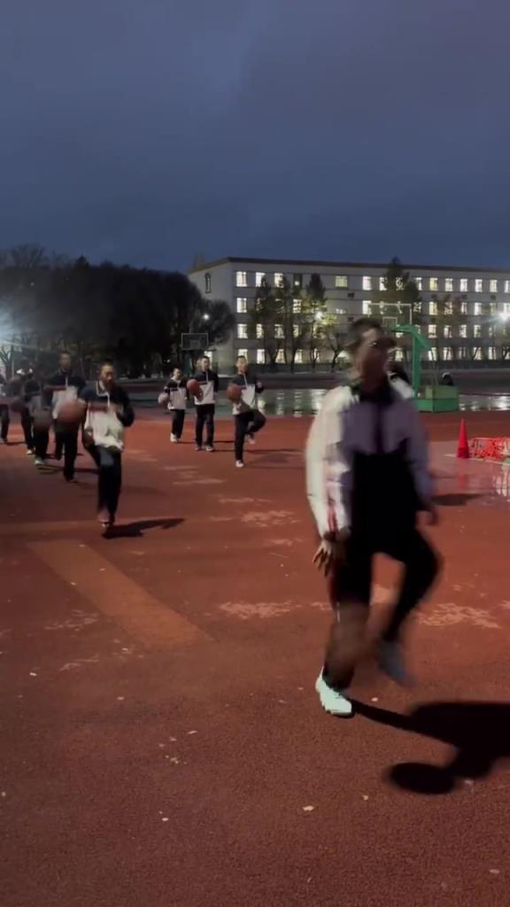 这才是学生该练的篮球基本功，而不是那些整齐的篮球操！