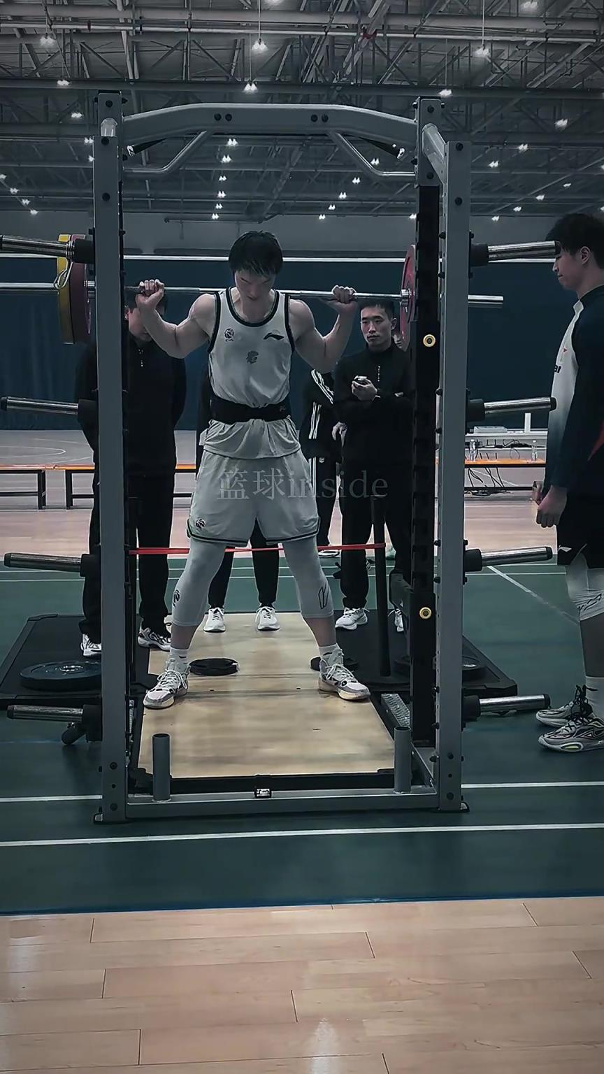 休赛期真的有练！王哲林体测轻松完成100KG深蹲测试