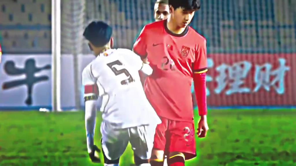 尊重!被進14個球東帝汶球員哭了,U16國足球員主動上前安慰 尊重!被進14個球東帝汶球員哭了,U16國足球員主動上前安慰