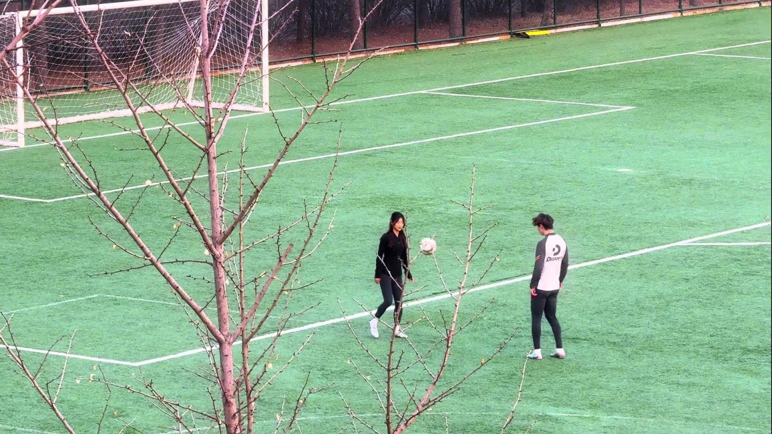 有一個願意陪你一起踢球的女友得多幸福 有一個願意陪你一起踢球的女友得多幸福