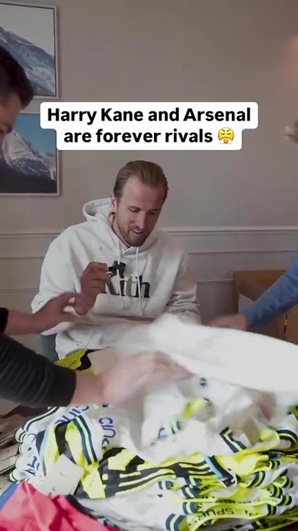 凯恩签名时突然冒出来一件阿森纳球衣，犹豫片刻后丢掉~