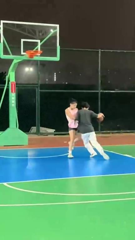 小伙子强打小姐姐毫不留情，这就是传说中的西格玛男人？