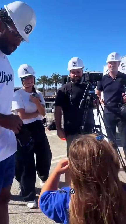 还在长身体?小女孩问小卡现在多高,后者回应:2米01 还在长身体?小女孩问小卡现在多高,后者回应:2米01