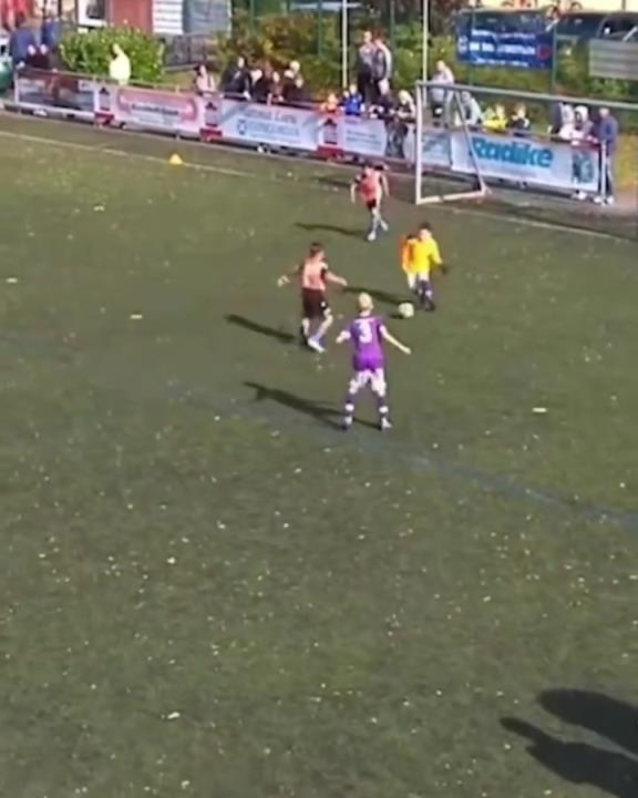 这门将有点猛啊！这么小的孩子过人、战术、走位都有模有样！