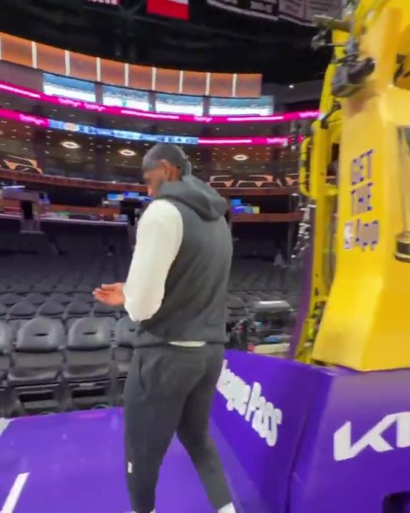 本赛季首次参加NBA杯比赛！詹姆斯赛前表演单手炸扣