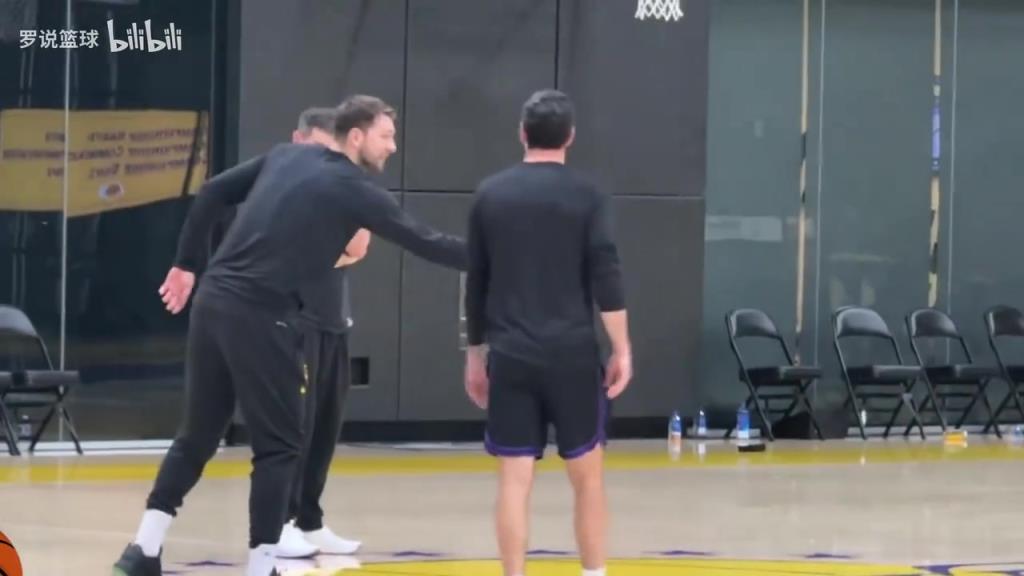 你小子不爽教练是吧！东契奇半场三分击败雷迪克，狂喷垃圾话！