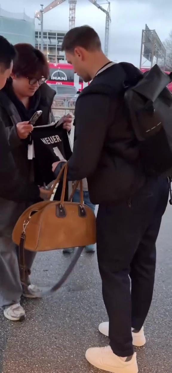 大战一触即发！拜仁全队抵达伦敦视频