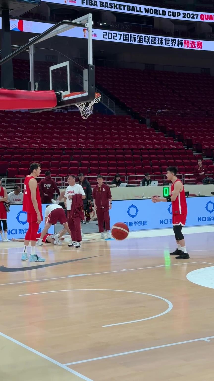 认真备战世预赛！周琦和张镇麟在训练后，还留在场上商讨技战术