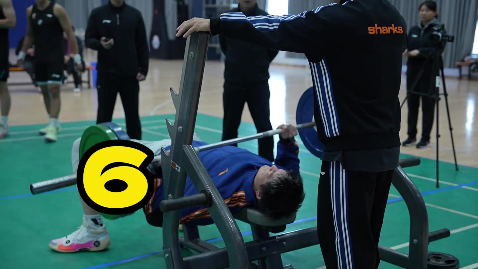 这力量什么水平？王哲林体测80KG卧推做了15个，最后看着有点悬啊