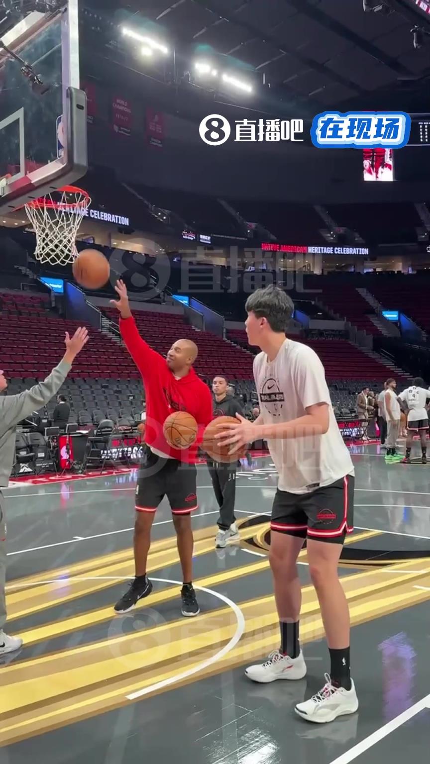 低位背打很吃这一招！杨瀚森赛前热身练习内线勾手~~