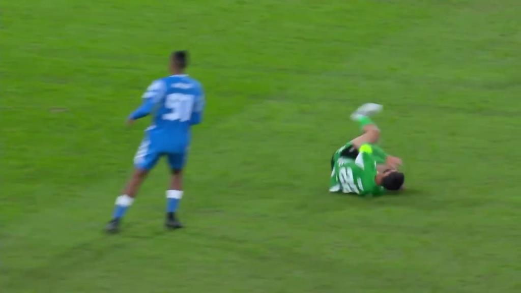 太离谱了！伊斯科遭阿姆拉巴特踢倒，随后两人均受伤离场！