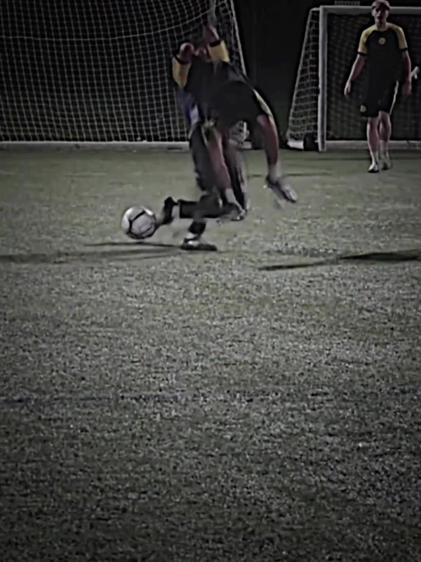 好家伙，小哥踢个业余场直接被裸绞