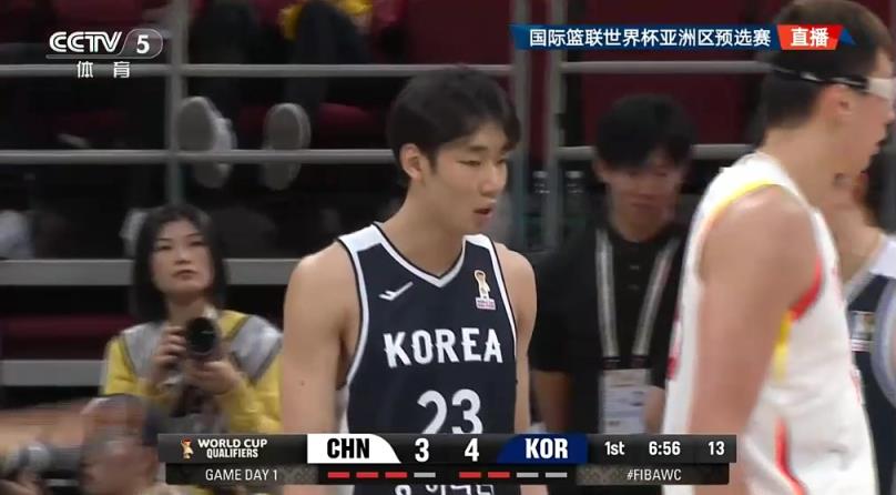 朱俊龙篮下偷袭但空篮不进啊！反被韩国快下李贤重闪电飚三分