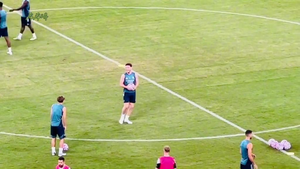 赖斯你在教道曼什么东西，他的屁股已经翘到可以点起一个足球