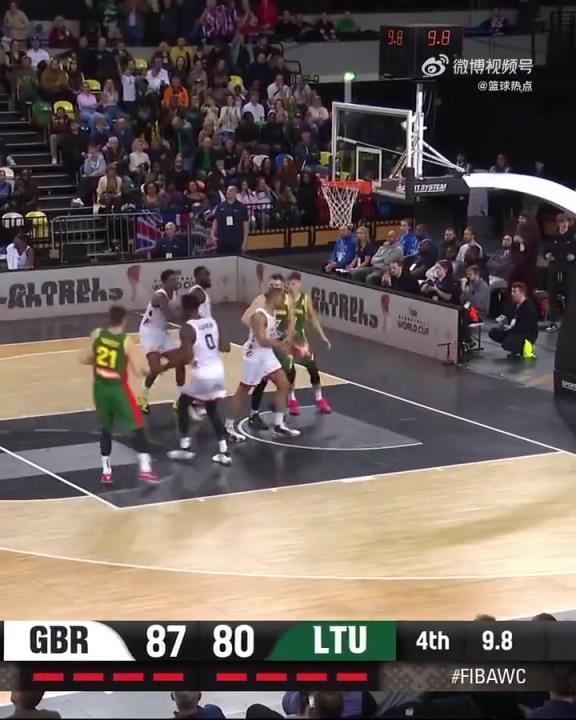 立陶宛后卫复刻并超越麦迪时刻，仅9秒连轰三记三分压哨绝杀英国