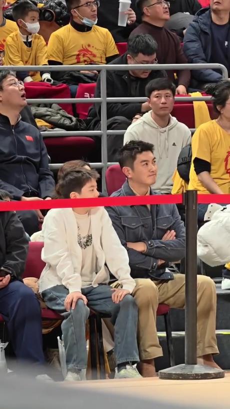 杜江带儿子嗯哼来现场观看中国男篮vs韩国男篮的比赛...