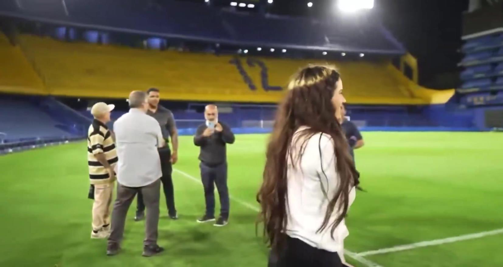 尊重❤️！西班牙女歌手罗莎莉亚脱掉鞋子，在糖果盒球场奔跑