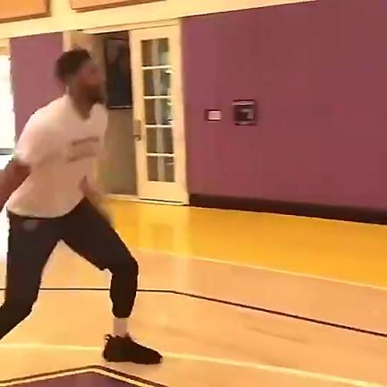 现在变胖了好多！浓眉刚到湖人的时候，这个体型多完美啊