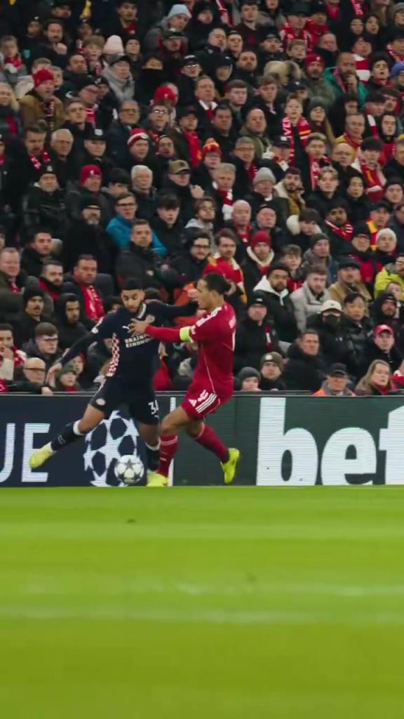 埃因霍温官推怒赞：自家球员穿裆戏耍范戴克！